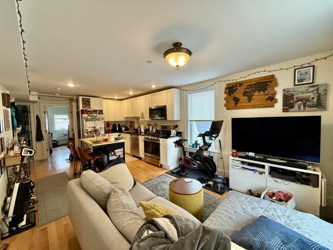 26 Putnam St, Unit 3 in Somerville, MA - Building Photo - Building Photo