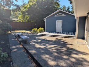 4884 Lamont Way in Lake Oswego, OR - Building Photo - Building Photo