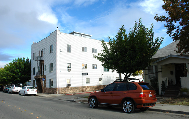 Pineview Apartments in Martinez, CA - Building Photo - Building Photo