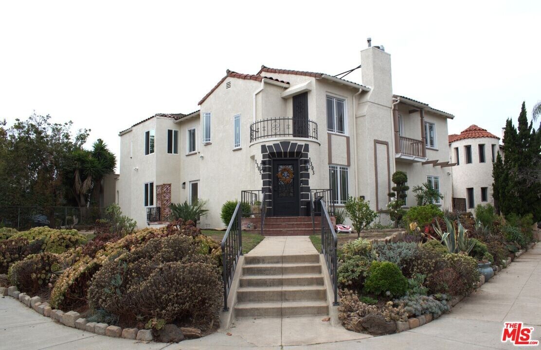 1303 S Tremaine Ave in Los Angeles, CA - Building Photo