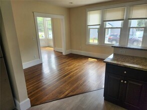 219 Metacom Ave in Bristol, RI - Building Photo - Building Photo