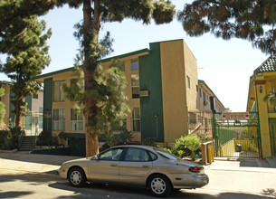 Lanewood Court in Los Angeles, CA - Building Photo - Building Photo