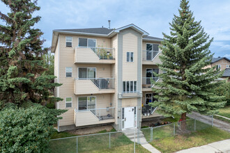 1721 43 St SE in Calgary, AB - Building Photo - Primary Photo