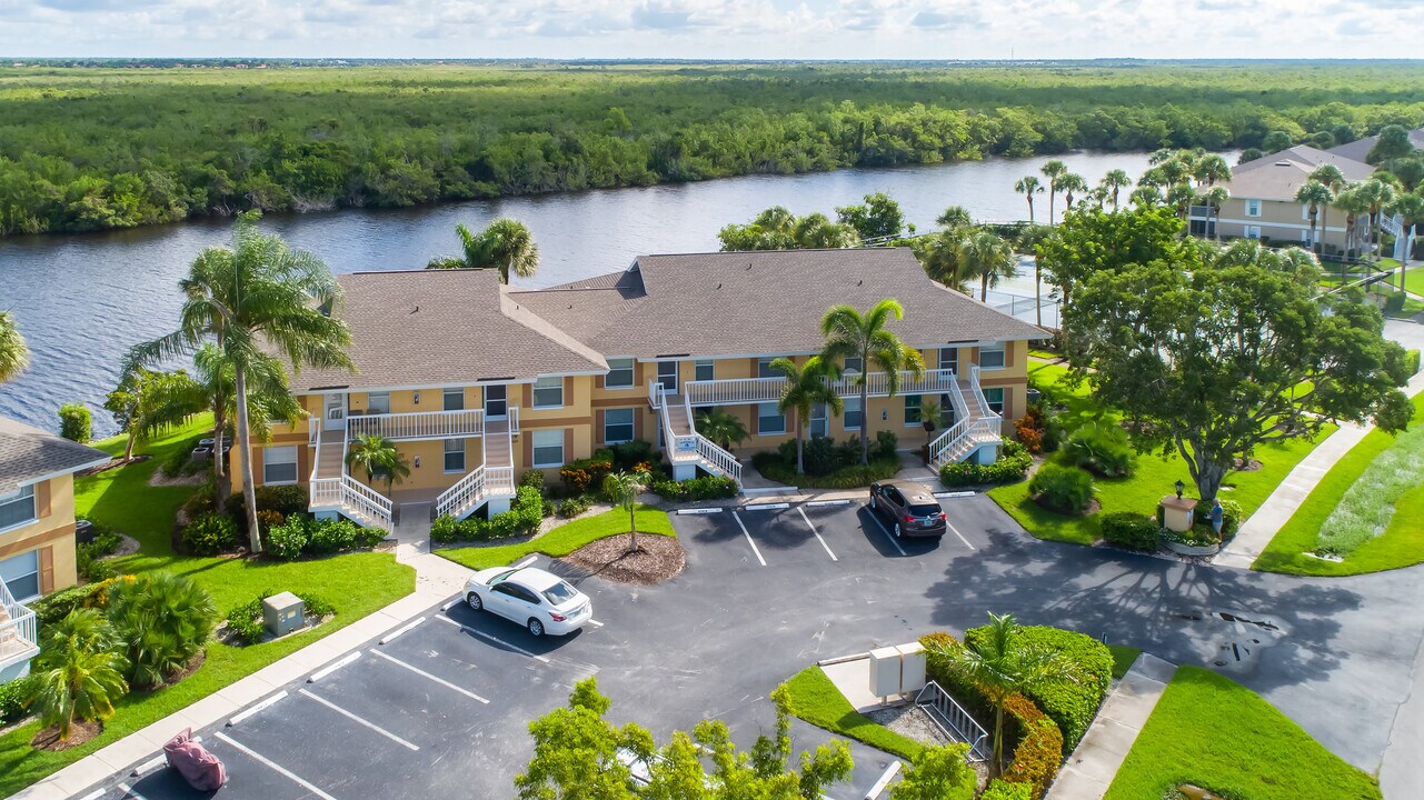 1305 Mainsail Dr in Naples, FL - Foto de edificio