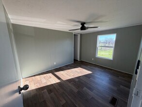 6939 N Farm to Market 331 Rd in Bellville, TX - Foto de edificio - Building Photo