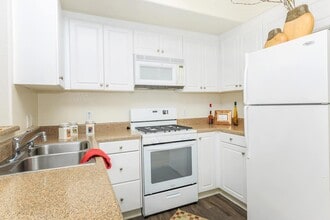 Heritage Square Senior Apartment Homes in Ladera Ranch, CA - Foto de edificio - Building Photo