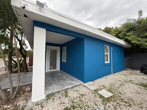205 NW 13th St in Fort Lauderdale, FL - Foto de edificio - Building Photo