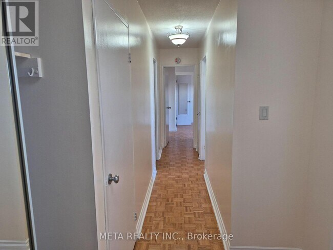 1535 Lakeshore Rd E in Mississauga, ON - Building Photo - Building Photo