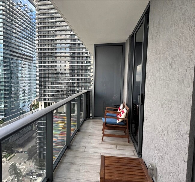 55 SW 9th St, Unit 1810 in Miami, FL - Building Photo - Building Photo