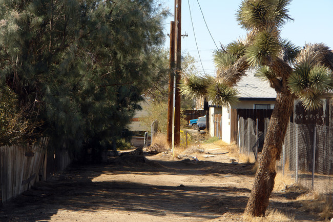 A in Hesperia, CA - Foto de edificio - Building Photo