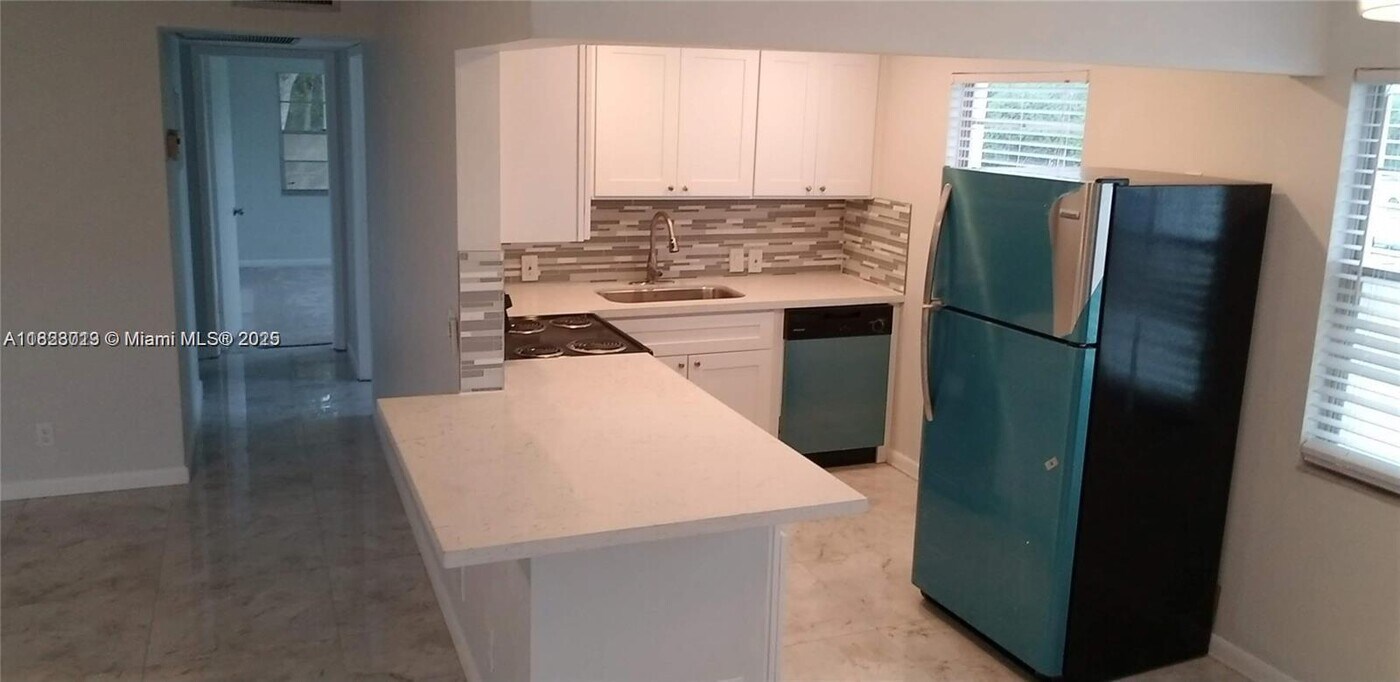 564 Fanshaw N in Boca Raton, FL - Building Photo
