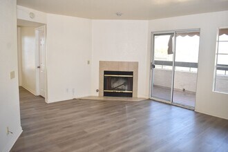 7561 LA JOLLA Blvd in La Jolla, CA - Building Photo - Building Photo