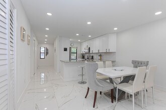 8545 Casa Del Lago in Boca Raton, FL - Foto de edificio - Building Photo