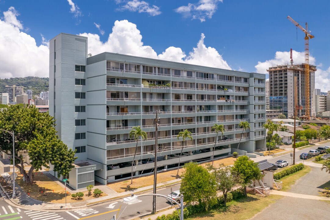 Elms Condominium in Honolulu, HI - Building Photo