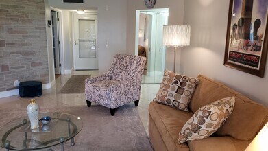 3755 Via Poinciana in Greenacres, FL - Foto de edificio - Building Photo