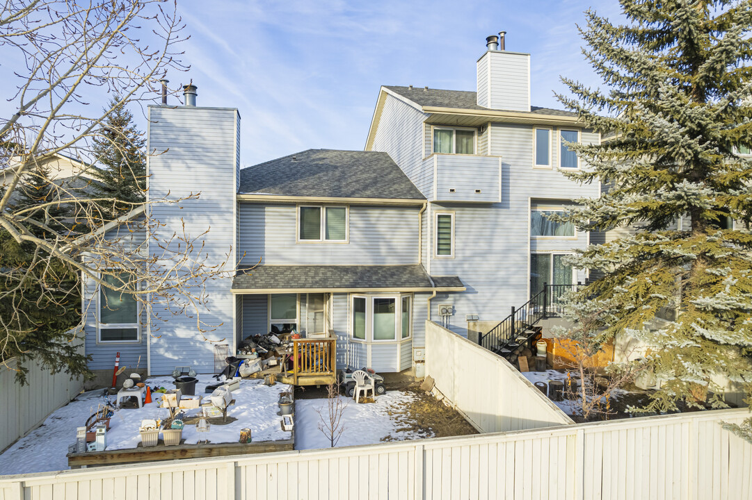 Apple Tree Lane Condominiums in Calgary, AB - Building Photo