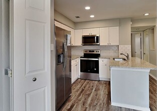 2048 Feather Ln in Lewisville, TX - Foto de edificio - Building Photo