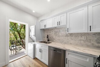 2411 Biscayne Blvd, Unit 2 in Miami, FL - Building Photo - Building Photo