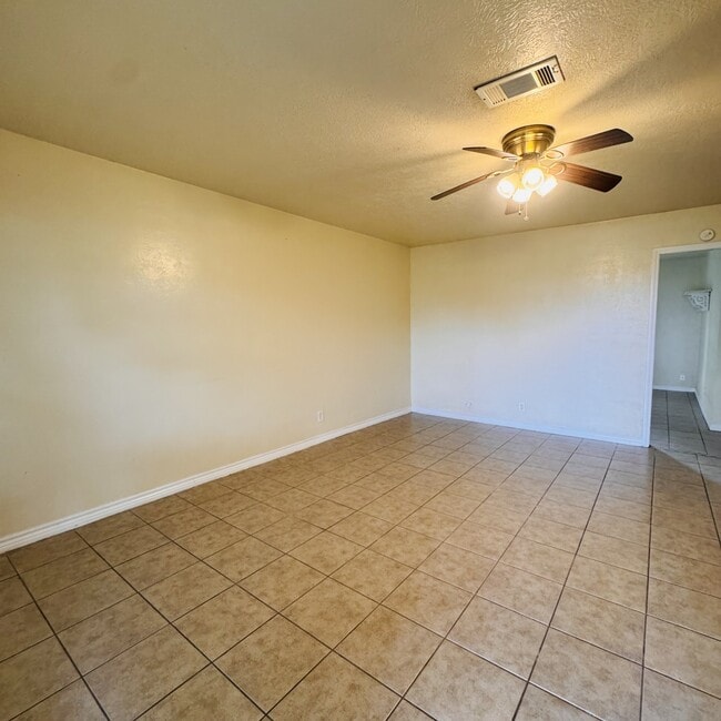 295 Henry St in Bridge City, TX - Building Photo - Building Photo