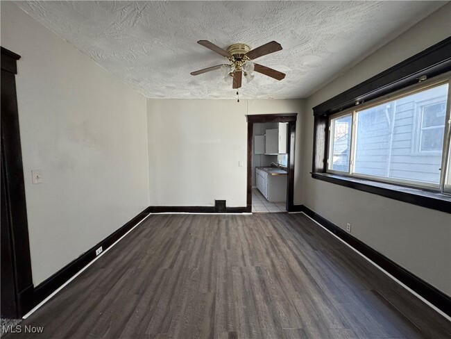 property at 1671 Carlyon Rd