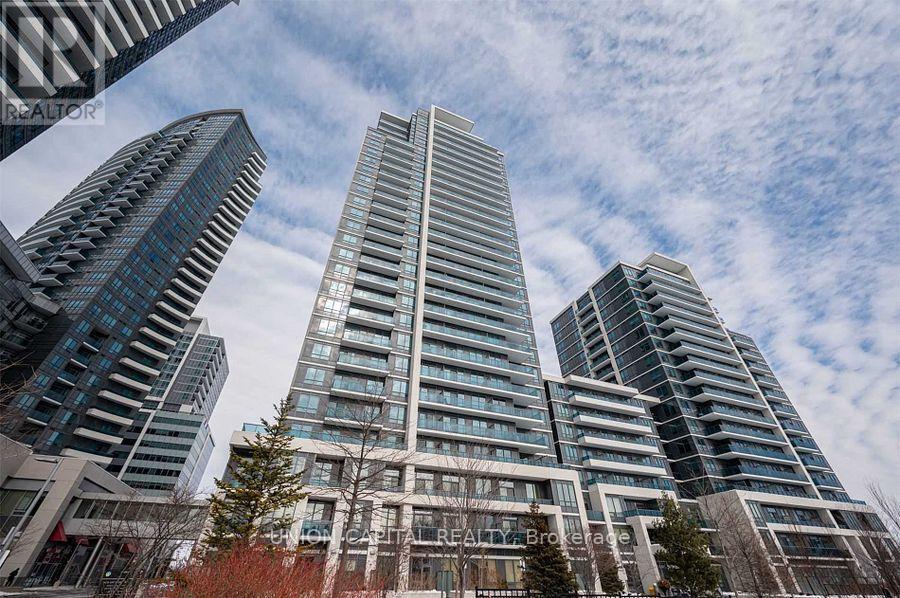 7165-7165 Yonge St in Vaughan, ON - Building Photo