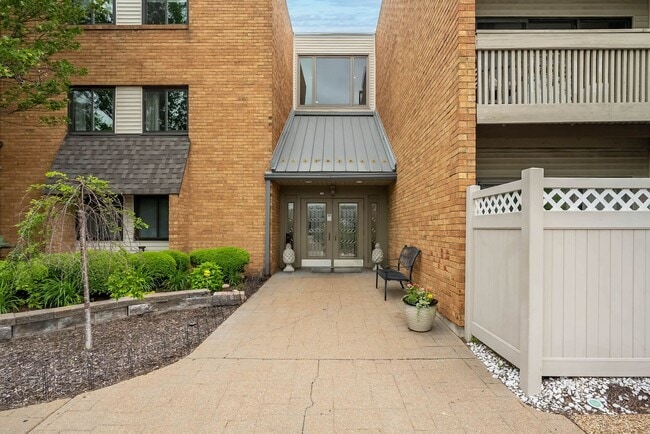 950 E Rue De La Banque in Creve Coeur, MO - Foto de edificio - Building Photo