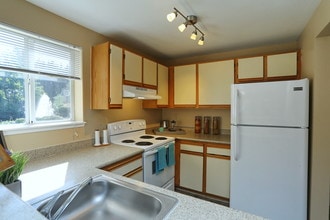 The Colony at Bear Creek in Redmond, WA - Building Photo - Interior Photo