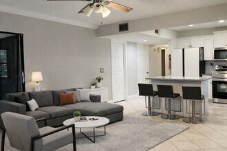 9521 Boca Cove Cir in Boca Raton, FL - Foto de edificio - Building Photo