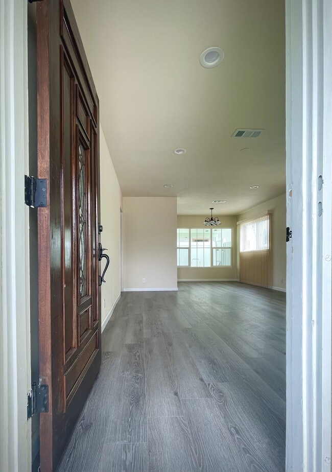 7949 Clearfield Ave in Panorama City, CA - Foto de edificio - Building Photo