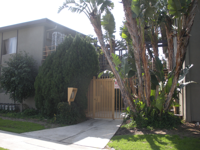 18400 Malden Street Apartments in Northridge, CA - Building Photo