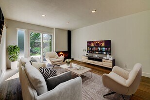 341 Riviera Dr in Costa Mesa, CA - Building Photo