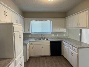 2228 S Whitbourne Pl in Oklahoma City, OK - Building Photo - Building Photo
