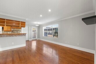 2750 Holly Hall St in Houston, TX - Foto de edificio - Building Photo