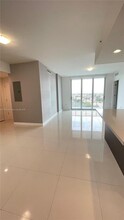 7875 NW 107th Ave in Doral, FL - Foto de edificio - Building Photo