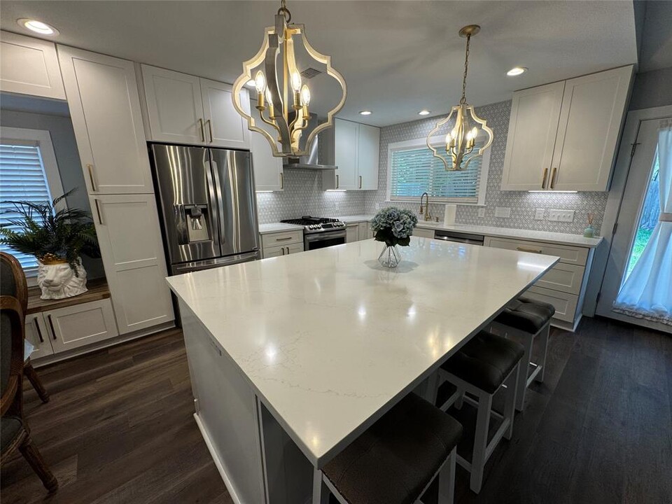 10047 Woodland Village Dr in Austin, TX - Building Photo