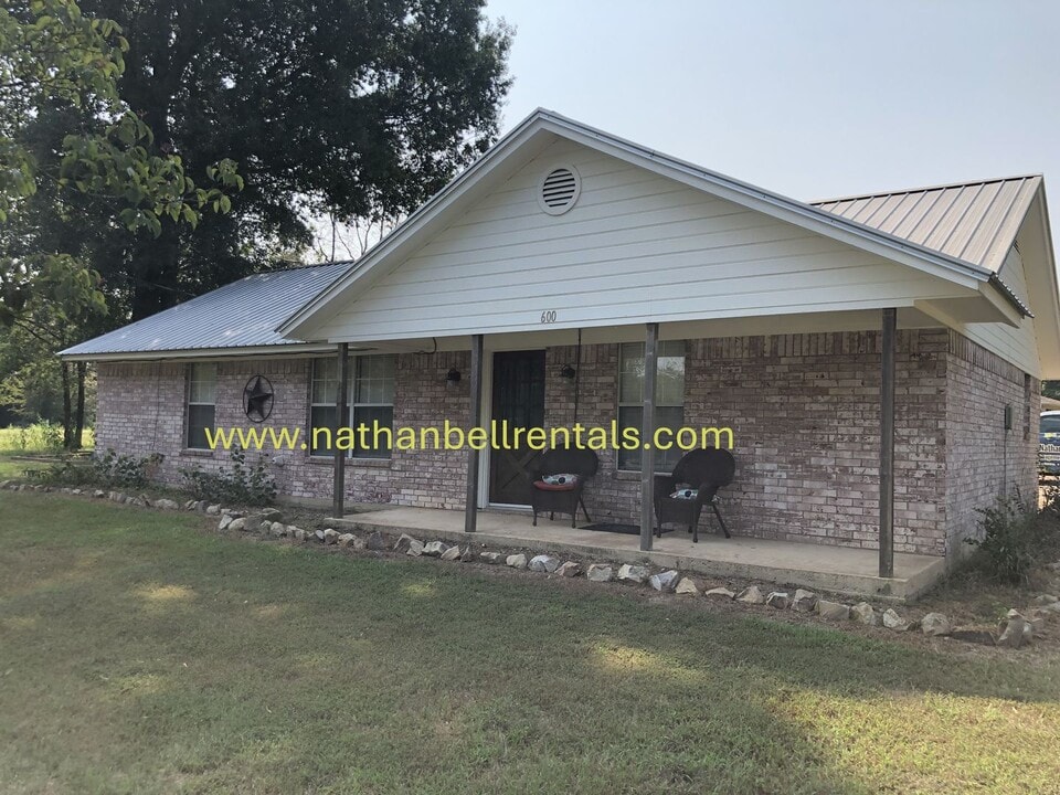 600 Fairview St in Blossom, TX - Building Photo