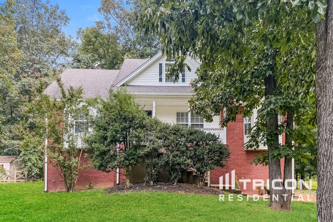 1114 Archer Dr in White House, TN - Building Photo
