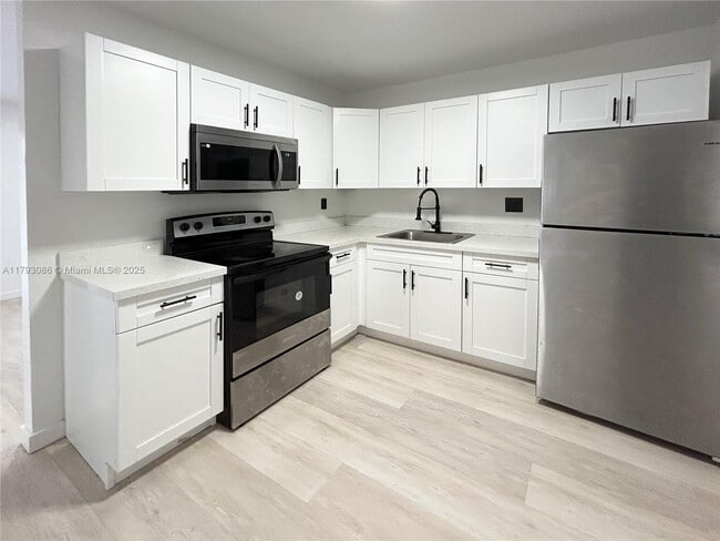 12215 W Dixie Hwy in North Miami, FL - Building Photo - Building Photo