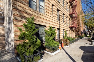 Harbor Hall in Brooklyn, NY - Foto de edificio - Building Photo