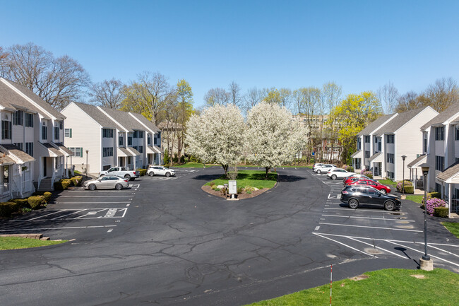 Oakbriar Condominiums in Attleboro, MA - Building Photo - Building Photo