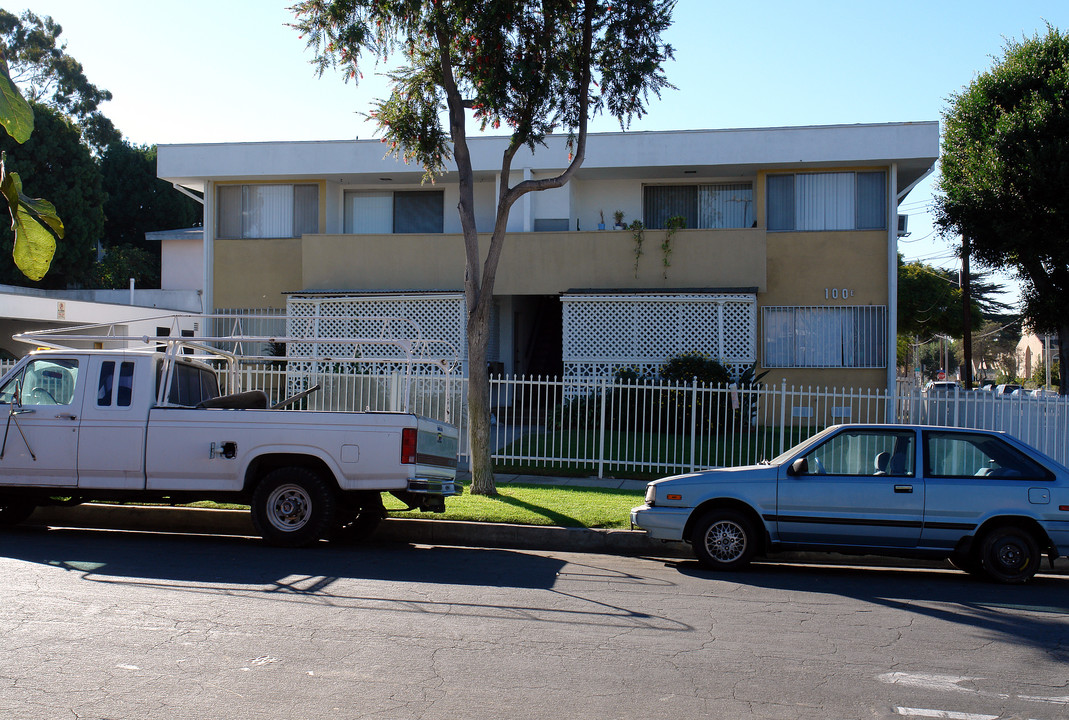 100 E Spruce Ave in Inglewood, CA - Building Photo