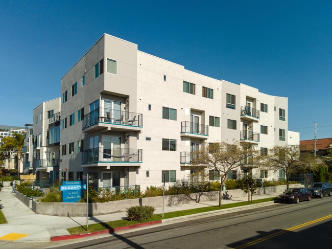 5917 Fountain Ave in Los Angeles, CA - Foto de edificio - Building Photo