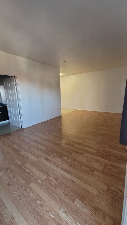 16804 SE Division St in Portland, OR - Building Photo