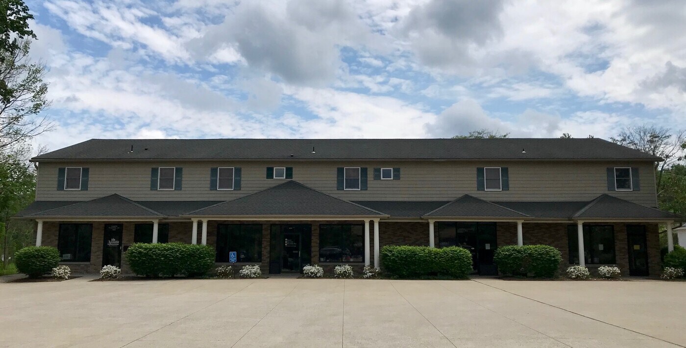 8333 Edinboro Rd in Erie, PA - Building Photo