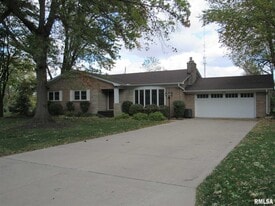 233 Manor Dr in Riverdale, IA - Building Photo