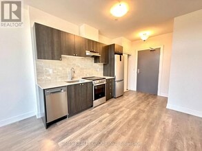 715 Davis Dr in Newmarket, ON - Building Photo - Building Photo