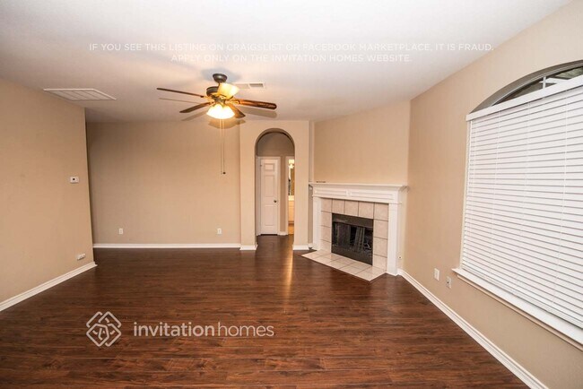 1621 Churchill Ln in Mansfield, TX - Foto de edificio - Building Photo