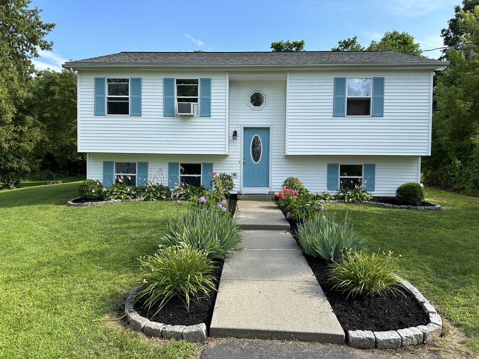 8 Meadow Ln in Glens Falls, NY - Building Photo