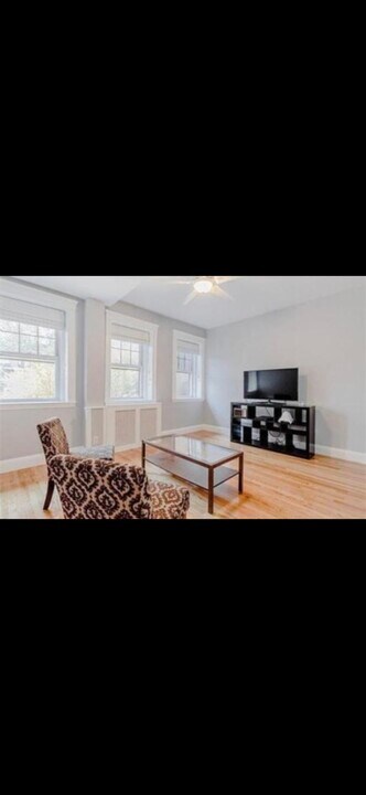 2009 Commonwealth Ave in Boston, MA - Building Photo