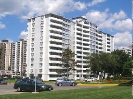 569 Sheppard Avenue West in Toronto, ON - Building Photo